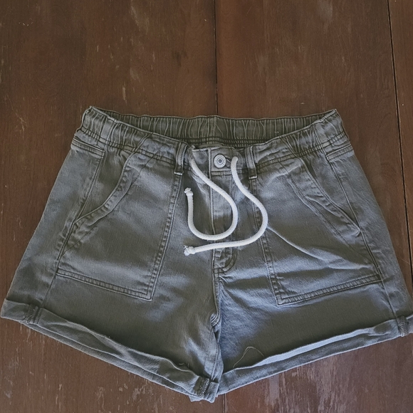 American Eagle Outfitters Pants - 💙 3 for $18 American Eagle Olive/Army green shorts. Sz. 10
